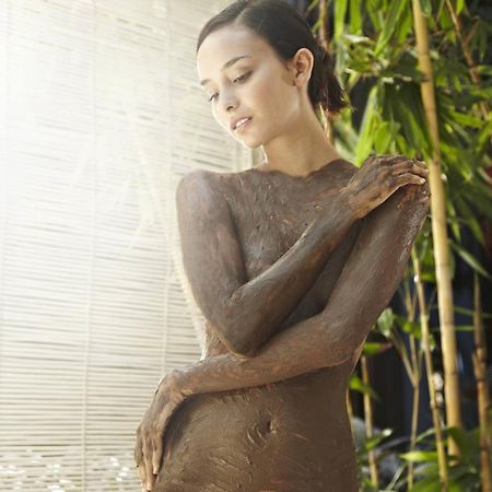 Hard Rock Hotel Goa קלנגוטה מראה חיצוני תמונה A woman with mud on her body