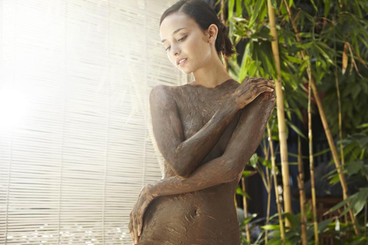 Hard Rock Hotel Goa קלנגוטה מראה חיצוני תמונה A woman with mud on her body