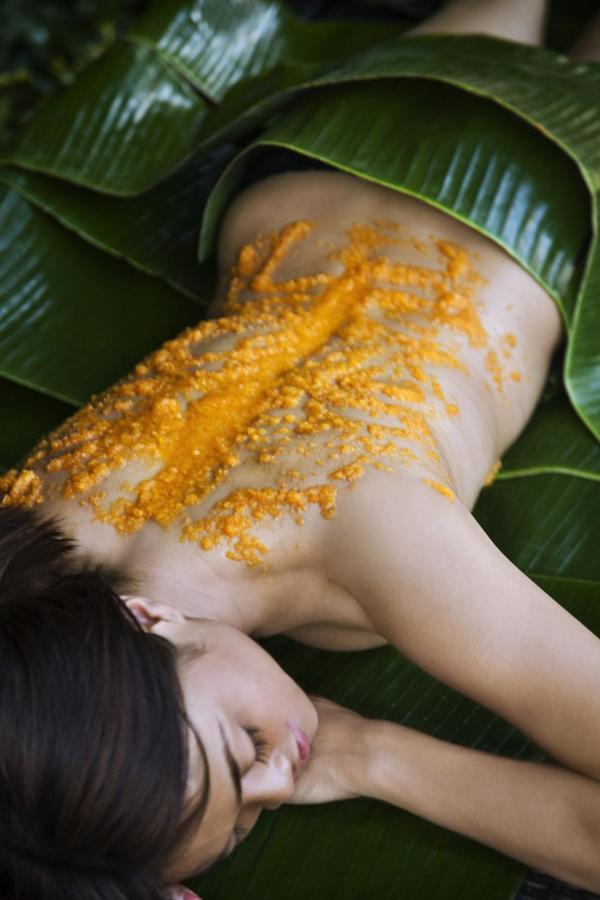 Hard Rock Hotel Goa קלנגוטה מראה חיצוני תמונה A woman with turmeric applied to her back