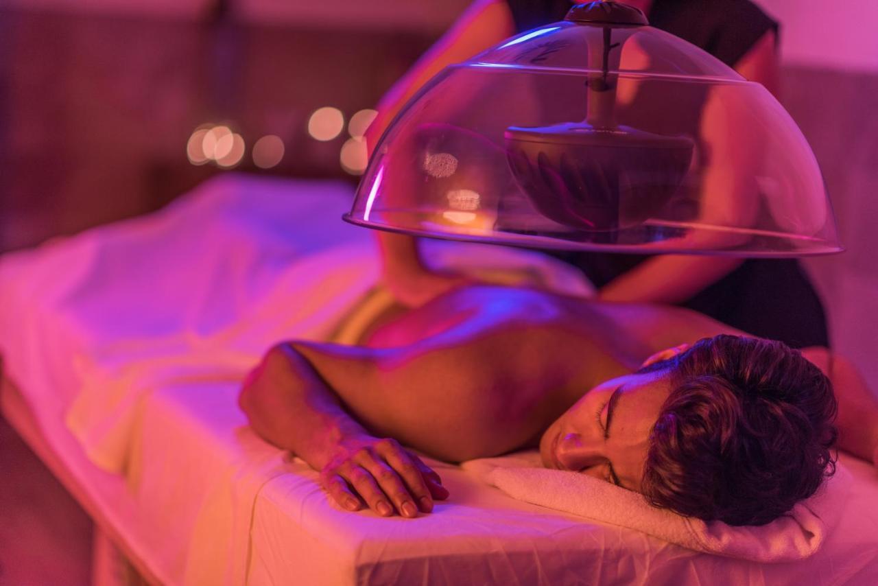 Hard Rock Hotel Goa קלנגוטה מראה חיצוני תמונה A patient receiving a cupping treatment