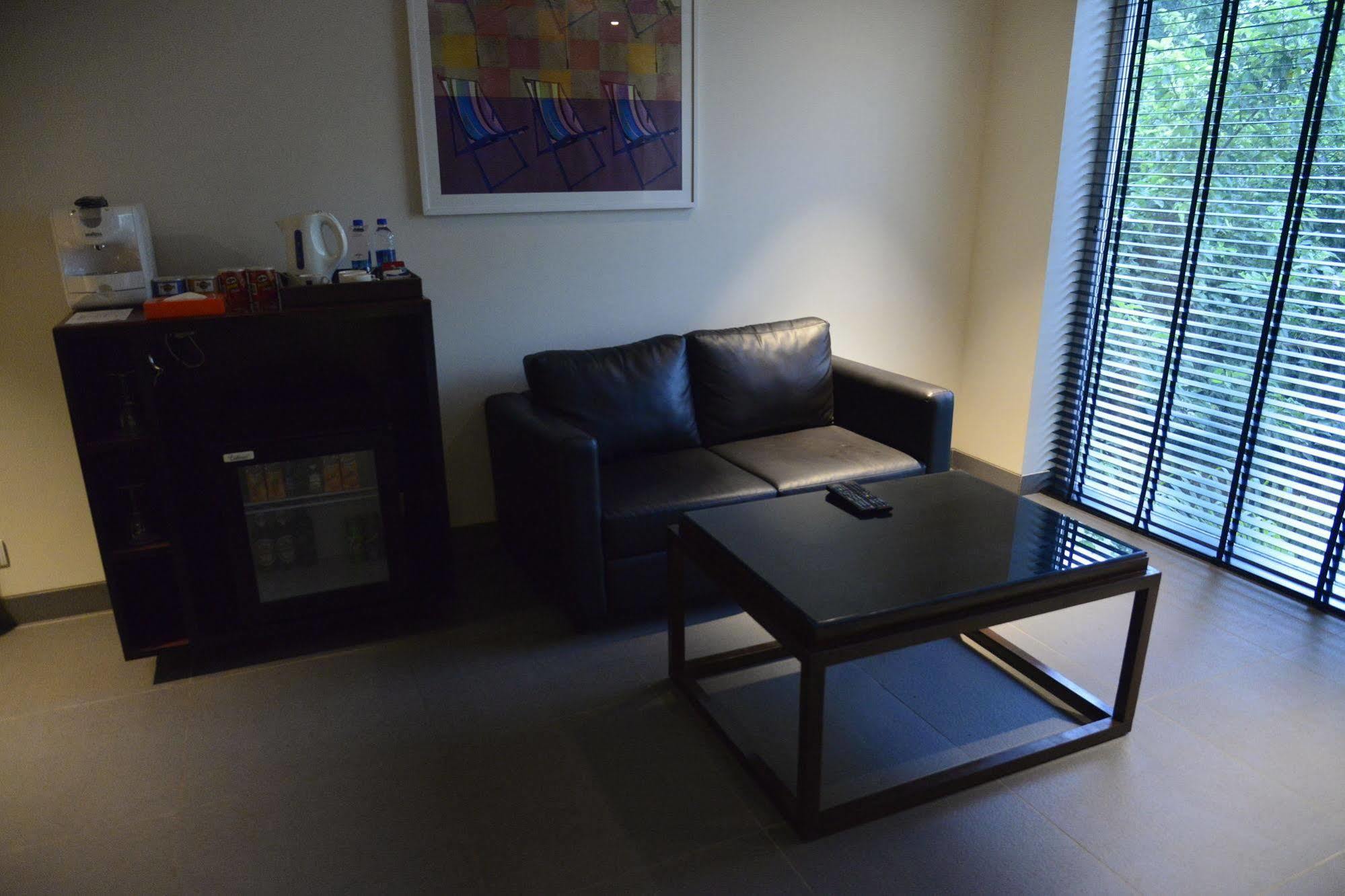 Hard Rock Hotel Goa קלנגוטה מראה חיצוני תמונה A living room in a typical apartment at the complex