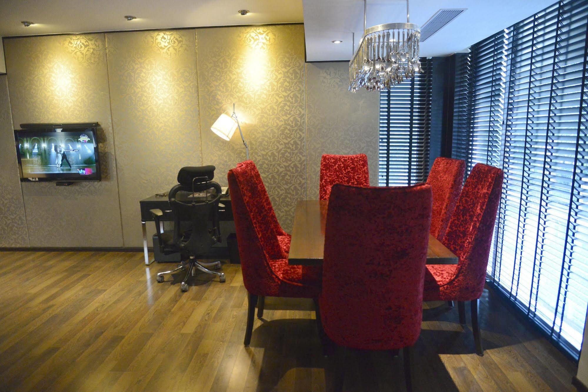 Hard Rock Hotel Goa קלנגוטה מראה חיצוני תמונה A suite at the Mandarin Oriental, Hong Kong