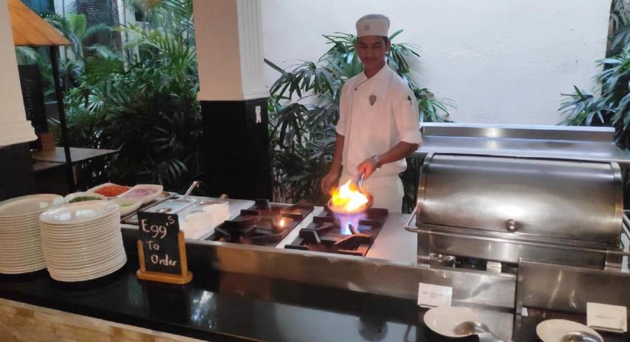 Hard Rock Hotel Goa קלנגוטה מראה חיצוני תמונה A chef cooking with a blowtorch